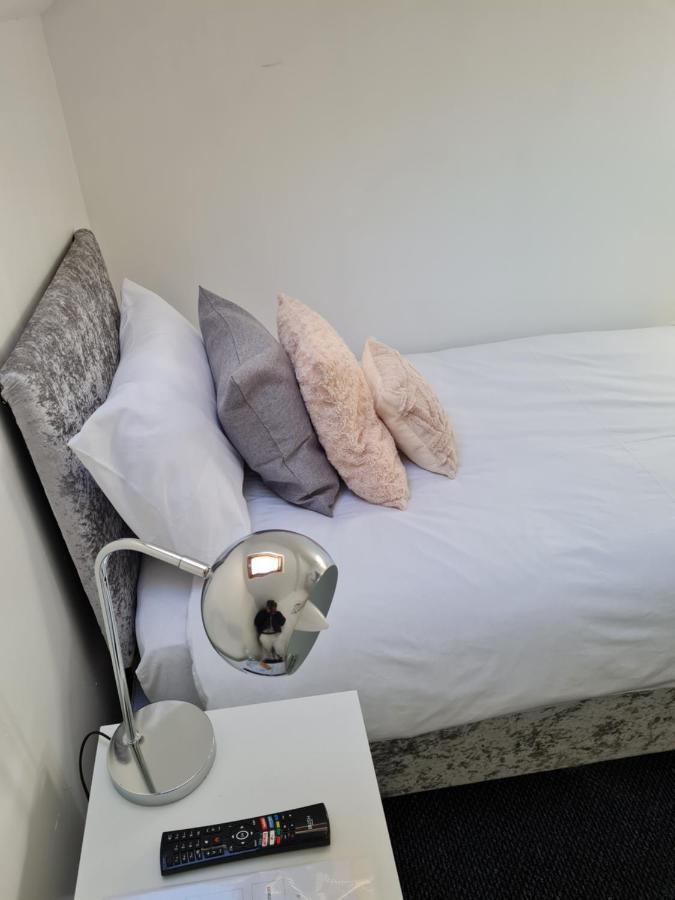 Shm Stays Hs2 Workers Great For Long Term Stays & Short Stays, 15 Min Drive To City Centre & Airport 2 Min Walk To Shops And Train Station เบอร์มิงแฮม ภายนอก รูปภาพ